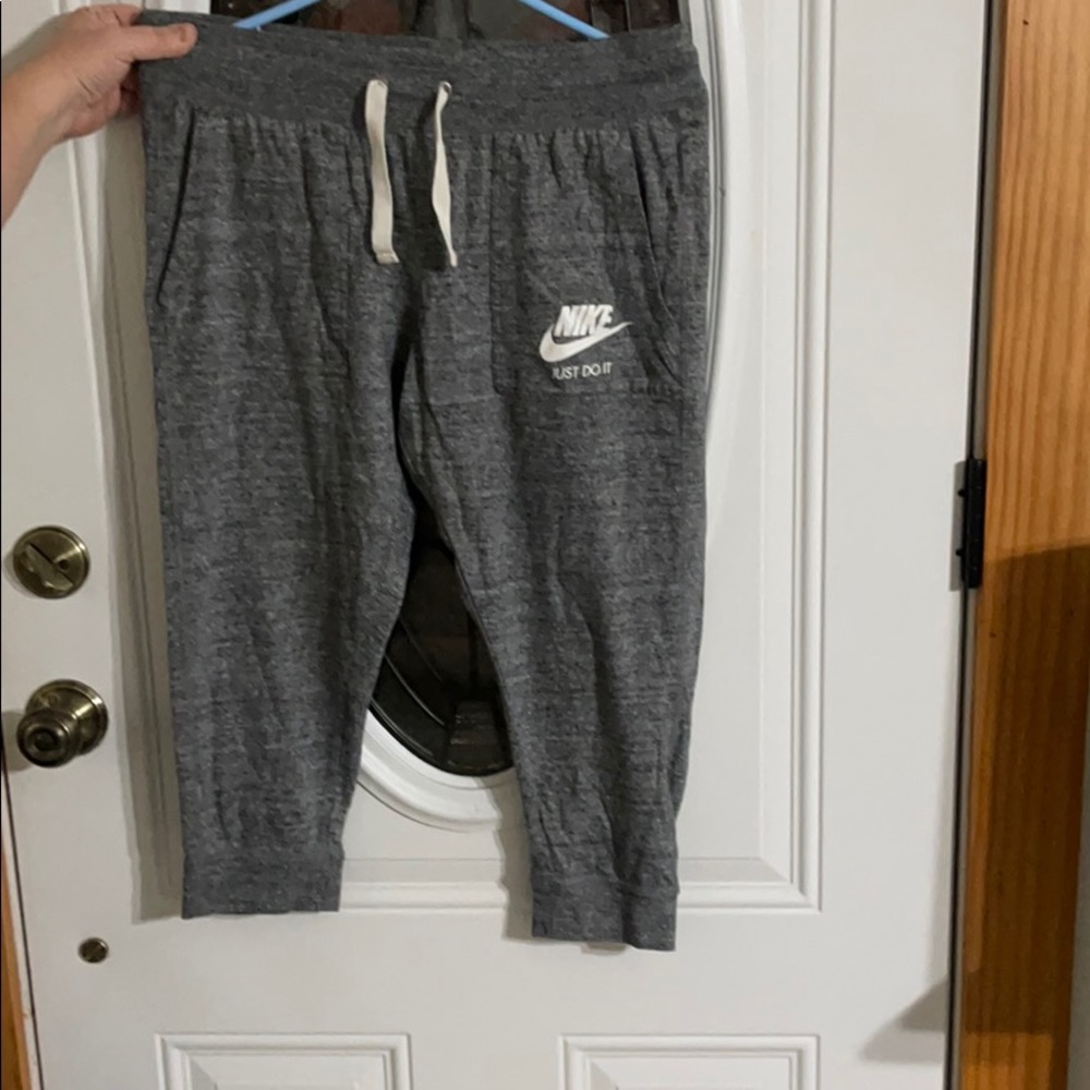 Nike capri athletic pants